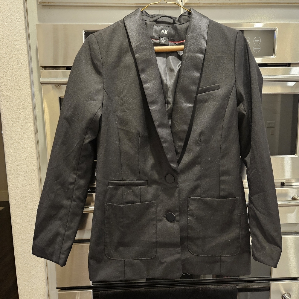 NWOT black H&M  tuxedo blazer